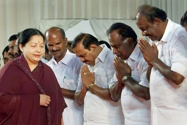 ஒதுக்கப்படும் ஓபிஎஸ் ஆதரவாளர்கள்... சீனுக்கு வரும் சீனியர்கள்!