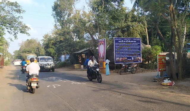 `காவிரி ஆற்றுப்பாலம் பார் -ஆக மாற வேண்டுமா?’ - பேனர் வைத்து எச்சரிக்கும் மக்கள்