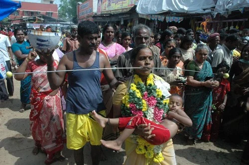 கோலாகலமாக தொடங்கியது கெள மாரியம்மன் திருவிழா! (படங்கள்)