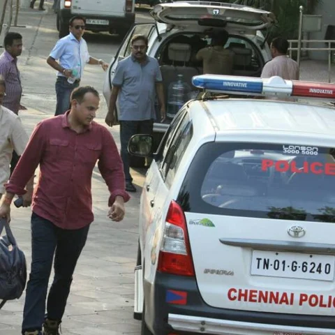 ஹவாலா பணம் 50 லட்சம் சிக்கியது - டி.டி.வி.தினகரனுக்கு மேலும் சிக்கல்