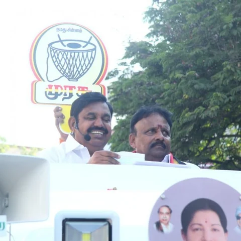 கார்டுலெஸ் மைக்-குக்கு மாறிய எடப்பாடி பழனிசாமி! - சென்னையில் கூட்டணிக் கட்சி வேட்பாளருக்கு வாக்கு சேகரிப்பு