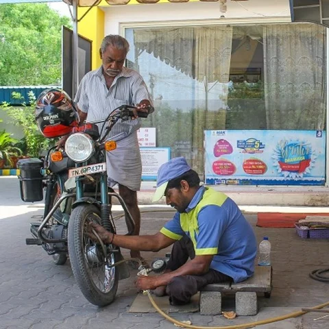 மாற்றுத்திறனாளிகளுக்கு பெட்ரோல் பங்க்குகளில் வேலை... கிரேட் ஜாப் தூத்துக்குடி#MyVikatan