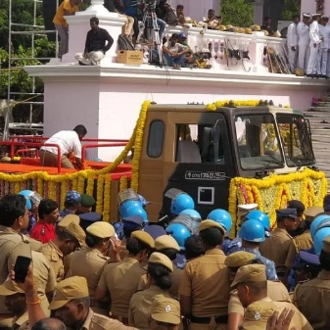 ராஜாஜி ஹால் முதல் அண்ணா சமாதி வரை... கருணாநிதி இறுதி ஊர்வலத்தில் என்ன நடந்தது?