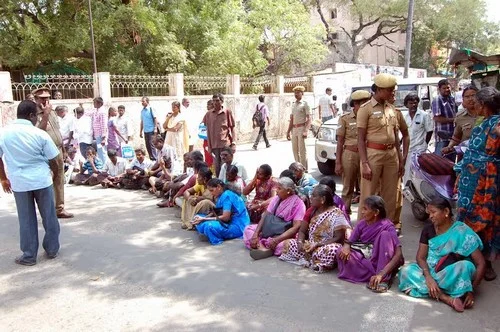 பார்வையற்றவர்களை பந்தாடிய காவல்துறை!