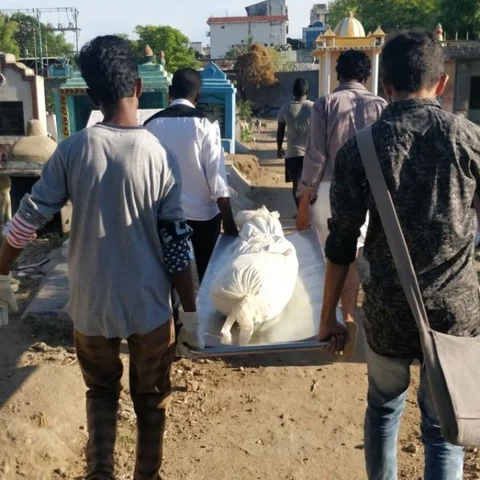 ஆதரவற்றவர்களின் சடலத்தை அடக்கம்செய்ய உதவும் கல்லூரி மாணவர்கள்!