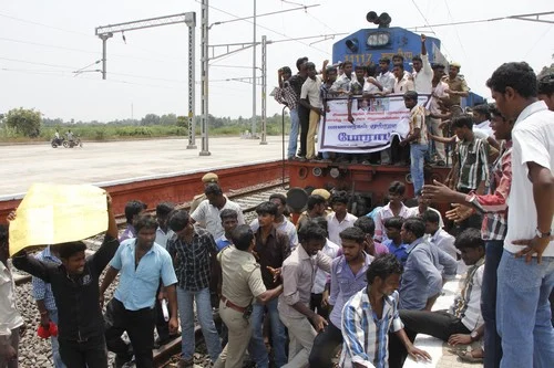 10வது நாளாக பற்றி எரியும் தமிழகம்! (படங்கள்)