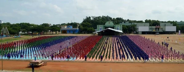 கின்னஸ் சாதனைக்காக 4,000 மாணவர்கள் பங்கேற்ற பிரம்மாண்ட யோகா நிகழ்ச்சி! (படங்கள்)