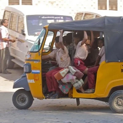 பஸ் படிக்கட்டில் பயணம்; விபத்துக்களைக் குறைக்க பள்ளிக்கல்வித் துறை அதிரடி திட்டம்!