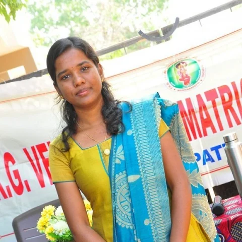 "தமிழ் வழிக் கல்வி ஐ.ஏ.எஸ் ஆவதற்குத் தடையல்ல" நம்பிக்கை விதைக்கும் தமிழ் ஓவியா ஐ.ஏ.எஸ்