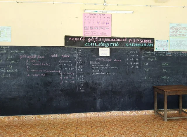 ஆபத்தில் அரசு பள்ளிக் கட்டடம்! இ-சேவை மையத்தில் வகுப்புகள் நடக்கும் அவலம்!