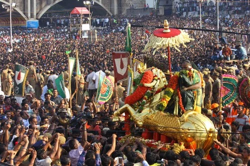 பச்சை பட்டு உடுத்தி வைகையாற்றில் இறங்கினார் கள்ளழகர்