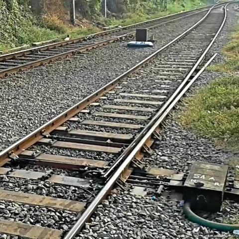 தண்டவாளம் அருகே அமர்ந்து பப்ஜி விளையாடிய இளைஞர்களுக்கு நேர்ந்த சோகம்!