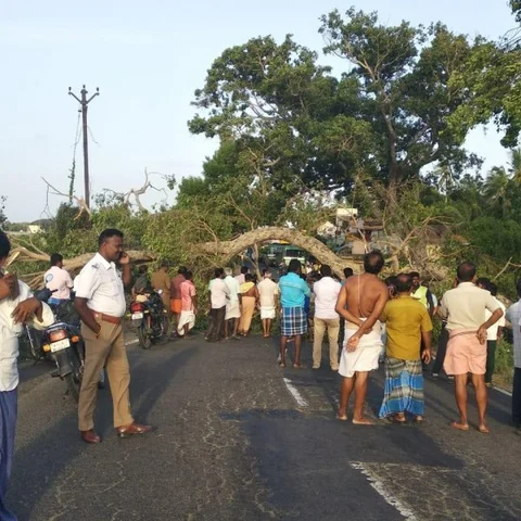 திருச்சியை மிரட்டிய சூறைக்காற்று…. 2 பேர் பலியான சோகம்