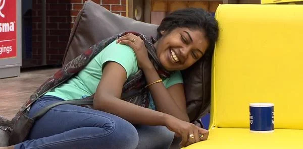 ஐஸ்வர்யா... யாஷிகாகிட்டதான் நீங்க உஷாரா இருக்கனும்! #BiggBossTamil2