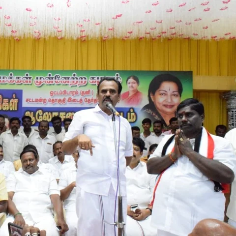 ``சின்னத்தை ஞாபகப்படுத்த கிஃப்ட் பாக்ஸில் சாக்லேட்!” - ஒட்டப்பிடாரம் தொகுதியில் அ.ம.மு.க பலே பிளான்