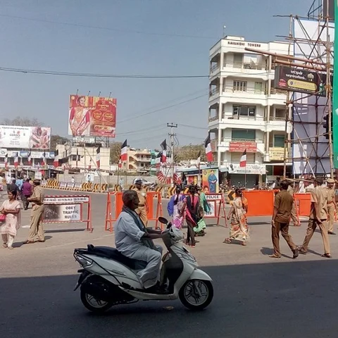 முதல்வர் பழனிசாமி ஆதரவாளர்கள் நடத்திய ஸ்கூட்டர் விழா அட்ராசிட்டிகள்!