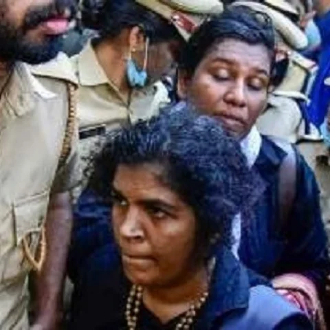 சபரிமலையில் பதற்றம்! - அதிகாலையில் தரிசனம் செய்த இரு பெண்கள்
