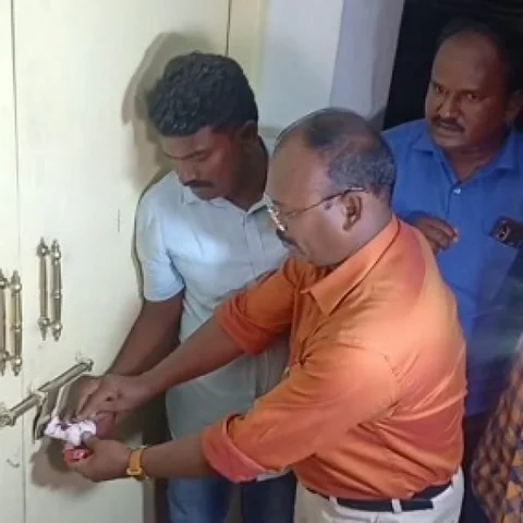 தேர்தல் நடத்தை விதிமுறைகளை மீறியதாகப் புகார்! - நெல்லை பத்திரிகையாளர் மன்றத்துக்கு சீல்