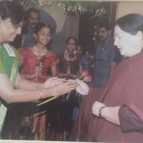 ``நடிகை செளந்தர்யா இன்னும் என் கண் முன்னாடி நிற்கிற உணர்வு இருக்கு!’’ - ராதிகா சூரஜித்
