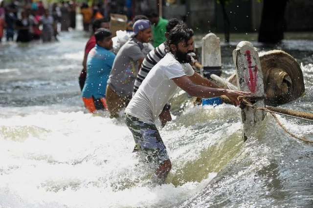 இலங்கையில் மிகமோசமான வெள்ளம்; இரண்டு கப்பலில் இந்தியா நிவாரணம்