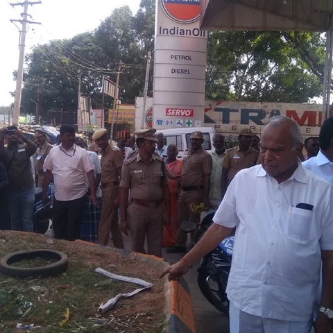 ``இவ்வளவு குப்பைகளா, உங்க ஓனர் எங்கே?’’ - பங்க் ஊழியர்களிடம் அதிரடி காட்டிய பன்வாரிலால்