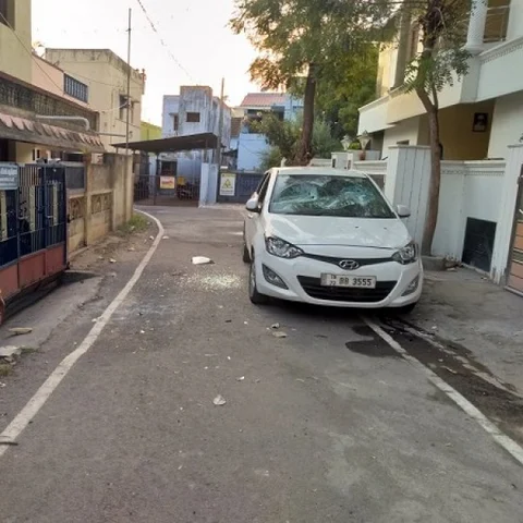 அ.தி.மு.க பிரமுகரின் கார் உடைப்பு...மகனிடம் நகை பறிப்பு!- தினகரன் ஆதரவாளர்கள் மீது புகார்