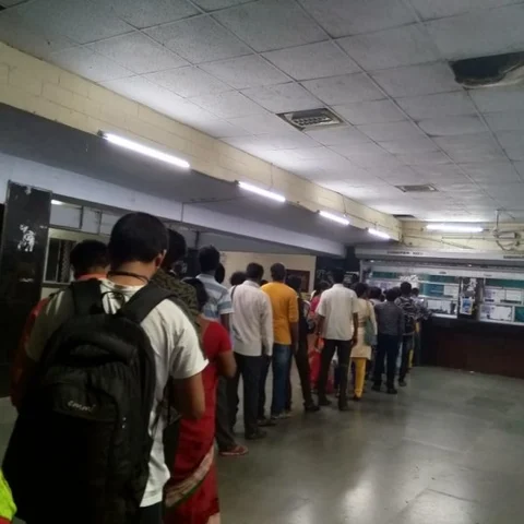 ஒரே ஒரு டிக்கெட் கவுண்டர்... நீண்ட நேரம் காத்திருக்கும் பயணிகள்