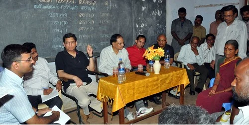 மத்திய குழுவினரை காலி குடங்களுடன் முற்றுகையிட்ட மக்கள் (படங்கள்)