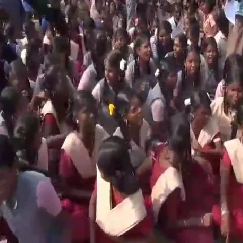`அரசுப் பள்ளியில் நடந்த சாதிரீதியிலான தாக்குதல்’ - நடவடிக்கை எடுக்கக் கோரி உறவினர்கள் மறியல்