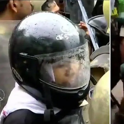 சபரிமலையில் பூஜையை நிறுத்தி தந்திரிகள் போராட்டத்தில் குதிப்பு!- பாத்திமா வீடு மீது கல்வீச்சு
