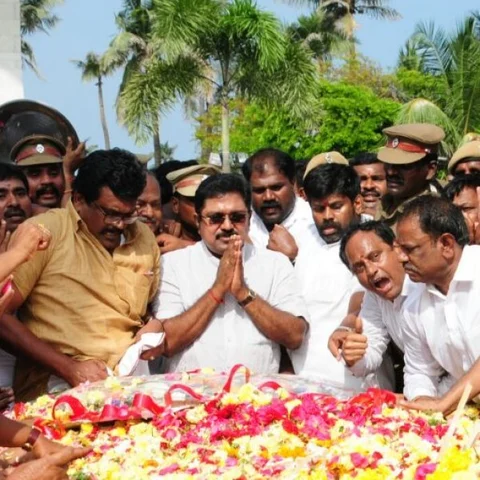 ஆர்.கே.நகர் தேர்தல்- செல்வாக்கை இழந்த இரட்டை இலை... பதவியைப் பறிகொடுக்கிறாரா எடப்பாடி?
