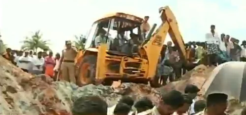 600 அடி குழியில் தவறி விழுந்த சிறுமியை மீட்க போராட்டம் (படங்கள்)