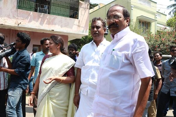 `சந்திப்பு நன்றாகவே முடிந்தது; தொகுதிப் பங்கீடு குறித்து பேசல!'- விஜயகாந்த் இல்லத்தில் ராமதாஸ்
