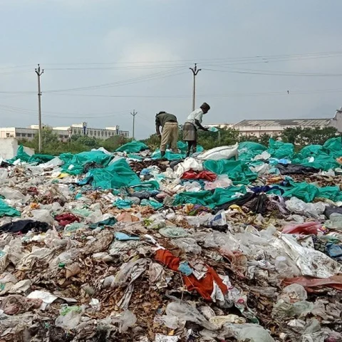 வேலூர் அரசு மருத்துவக் கல்லூரியில் குவிந்துகிடக்கும் கழிவுகள்..! அமைச்சர் - கலெக்டர் கவனத்துக்கு...