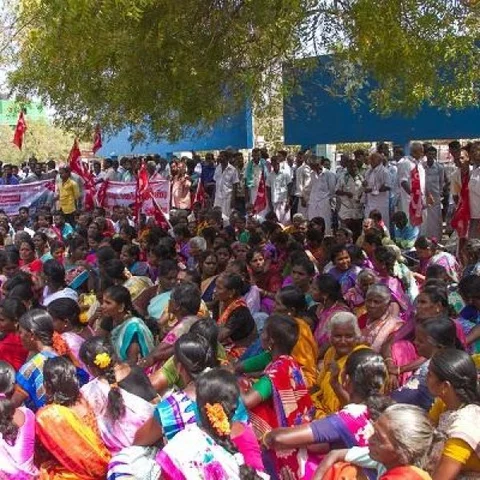 `இதை நம்பி தான் பிழைப்பு நடத்துகிறார்கள்' - திருச்சி பொதுப்பணித்துறை அலுவலகத்தில் குடிபுகுந்த தொழிலாளர்கள்!
