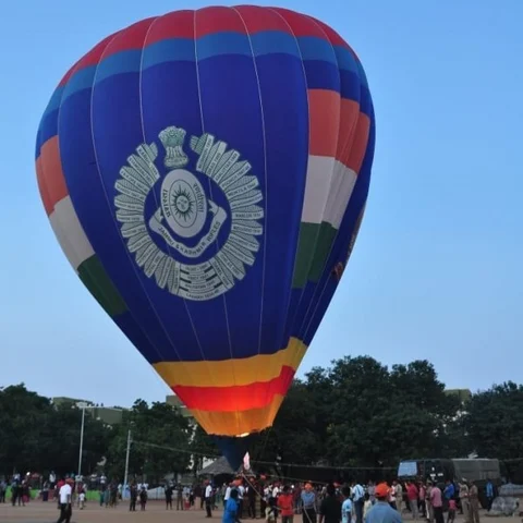 மதுரைக்கு வந்த இராணுவ வீரர்களின் விழிப்புஉணர்வு இராட்சத பலூன்!