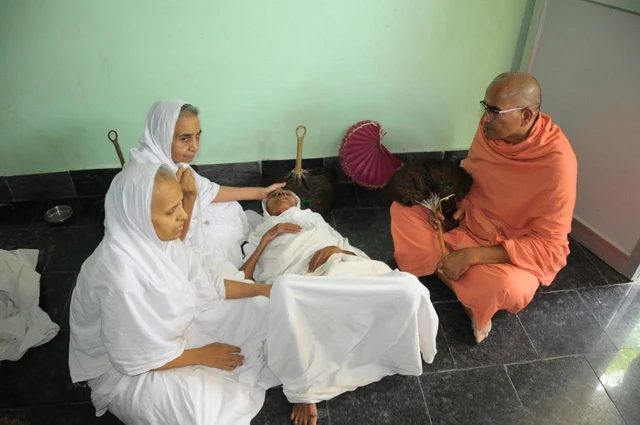 28 நாள்கள் உண்ணா நோன்பிருந்து சமாதிநிலையை அடைந்த சமணப் பெண் துறவி!