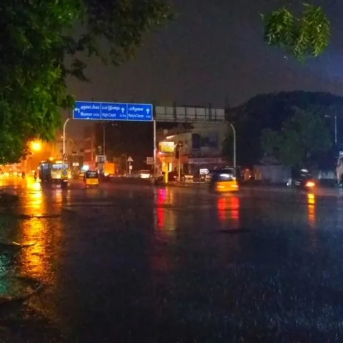 சென்னையில் விடிய, விடிய வெளுத்துவாங்கும் மழை: இன்றும் பெய்யும் என்று அறிவிப்பு