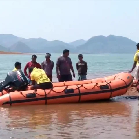 `3000 அடி உயரத்தில் அமைந்துள்ள வாக்குச்சாவடிகள்! - மின்னணு எந்திரத்துடன் மலைகளில் 3 மணி நேரம் பயணித்த அலுவலர்கள்