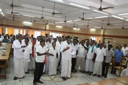 கரும்புக்கான பாக்கி தொகை: ஆட்சியரை முற்றுகையிட்ட விவசாயிகள்!