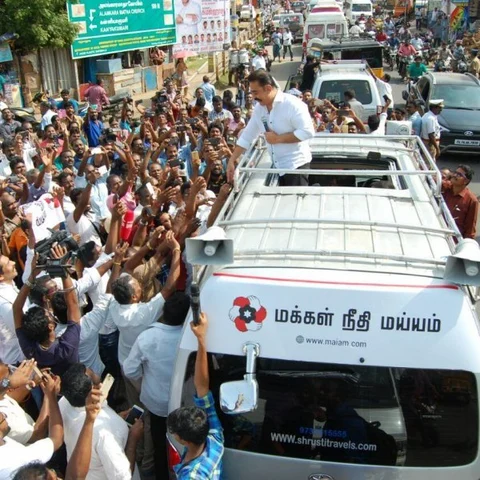 `அன்புக்கு நன்றி; இங்கு நின்றால் டிராஃபிக் ஜாம் ஆகிவிடும்’ - நெகிழ்ந்த கமல்!