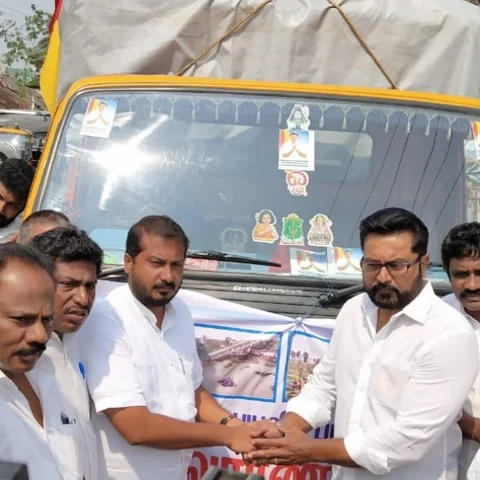 நிவாரணப் பொருள்களுடன் நாகை வந்த சரத்குமார் - தமிமுன் அன்சாரியிடம் வழங்கினார்!