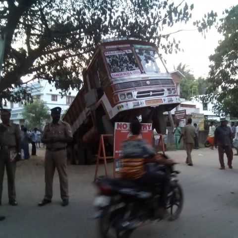 அதிக பாரத்தால் அந்தரத்தில் தொங்கிய லாரி... கோவையில் பரபரப்பு!