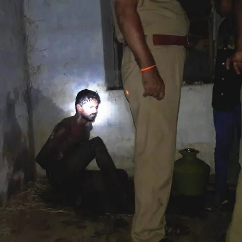 `பெரிய நெட்வொர்க் எல்லாம் இல்லீங்க, வெறும் கை செலவுக்குத்தான்!’ - சந்தனமரம் கடத்தியவர்களை வளைத்த பொதுமக்கள்