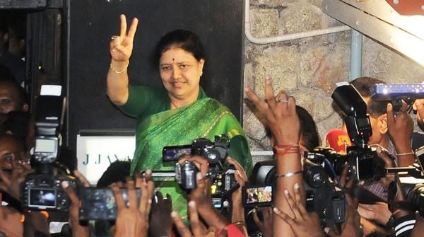 `ஆட்சியைக் கலைப்பது சசிகலா நோக்கம் கிடையாது!' - ஸ்டாலின், எடப்பாடி, தினகரன் முக்கோண மோதலின் பின்னணி