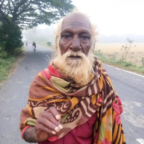 `எங்களுக்கு வீடுமில்லை ரேஷன் கார்டும் இல்லை!’ - வாழ்வாதாரத்துக்காகப் போராடும் முதியவர்