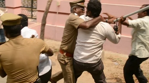 மாணவர்கள் மீது காங்கிரசார் மீண்டும் சரமாரி தாக்குதல் (படங்கள்)