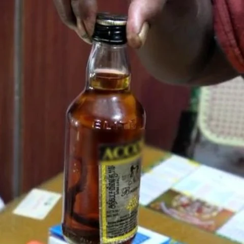 மதுபானத்தில் கிடந்த `அரணை'- அரியலூர் அதிர்ச்சி