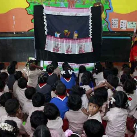 பொம்மலாட்டம் மூலம் டெங்கு விழிப்பு உணர்வு! - அசத்தும் கரூர் அரசுப் பள்ளி #CelebrateGovtSchools