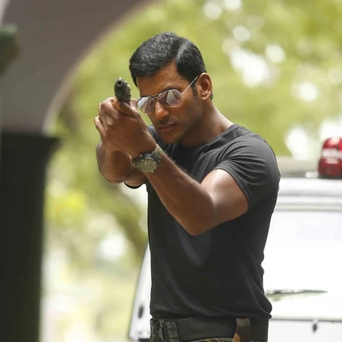 "ஜியோ-வுக்கு முகேஷ் அம்பானி சொன்னதைத்தான், 'இரும்புத்திரை' விஷால் சொல்கிறார்!" - 'இரும்புத்திரை' விமர்சனம்.